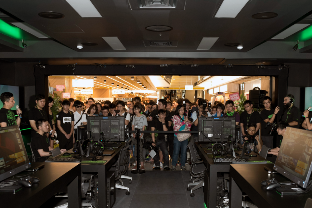 Razer Store Taipei Crowd During Opening
