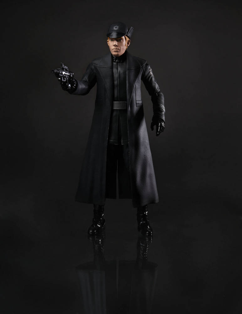 The face barely looks like movie Hux, but at this point, you won't even bother anymore. And check out the Nazi vibe from this thing. 
